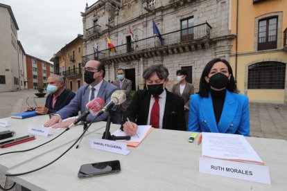 Imagen de la rueda de prensa en la que la oposición anunció la solicitud del pleno. ANA F. BARREDO