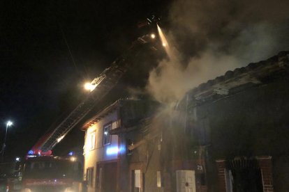 Los bomberos tratan de apagar las llamas en el incendio de Villademor de la Vega. BOMBEROS DE LEÓN