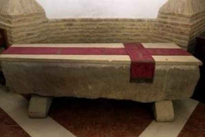 Tumba del rey Alfonso VI, en el monasterio de san Benito, en Sahagún.
