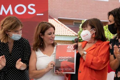 Adriana Lastra, ayer, en la presentación de la ponencia marco del Congreso del PSOE. EVA ERCOLANESE