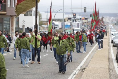 Subida de los pendones hacia La Virgen del Camino esta mañana. RAMIRO