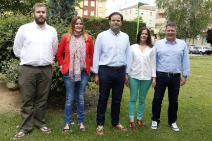 Los cinco procuradores electos del PSL-PSOE, (IaD) Álvaro Lora, Gloria Acevedo, Tino Rodríguez, María José Diaz-Caneja y Óscar Álvarez, informan sobre las primeras medidas de su actividad parlamentaria