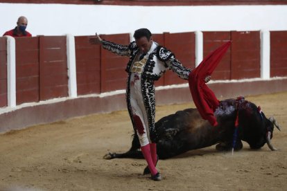 Enrique Ponce saluda tras rematar a su primer oponente, al que cortó las dos orejas en la faena más importante de la tarde. FERNANDO OTERO