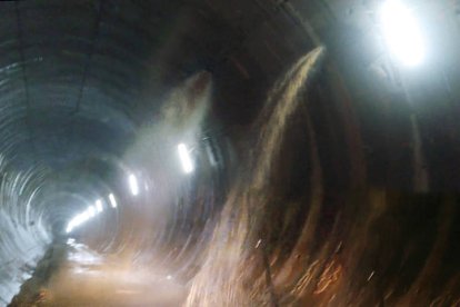 Aluvión de agua de las fuentes y manantiales de los valles del Bernesga en el interior de las galerías del ferrocarril. DL