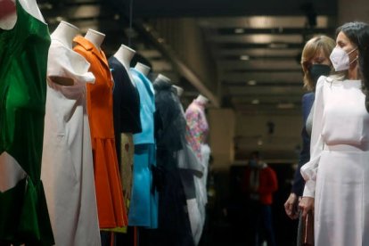 La reina Letizia y la ministra de Educación y Formación Profesional, Pilar Alegría en su visita hoy a la 75ª edición de la Mercedes Benz Fashion Week. JAVIER LIZÓN