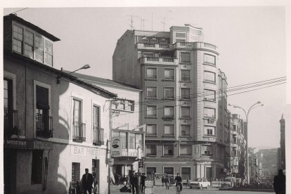 El Archivo Histórico Municipal de Ponferrada ya ha digitalizado 3.000 imágenes de los años de la Ciudad del Dólar y anteriores. El Ayuntamiento anima a los ponferradinos a acercarse con sus viejas fotos a la Casa de la Cultura para digitalizarlas. Se les devolverá el original y una copia digitalizada