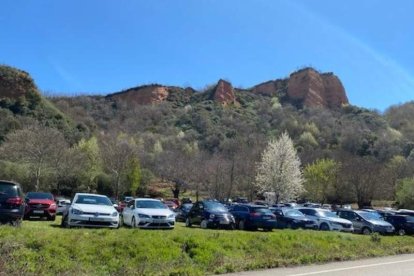 La administración local habilitó en los días de Semana Santa, con la colaboración de los propietarios de fincas particulares, cinco lugares donde los turistas pudieran estacionar. Pero en