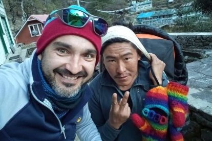 Sergio Pérez con uno de los porteadores. El leonés ya ha iniciado su camino hacia el Himalaya en la expedición de Alex Txikon.