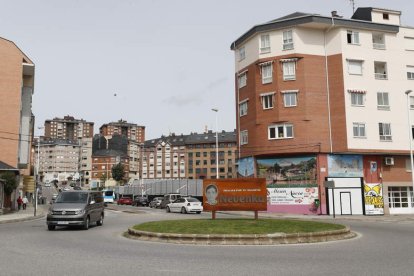 Monolito inaugurado ayer en la avenida del Castillo. L. DE LA MATA