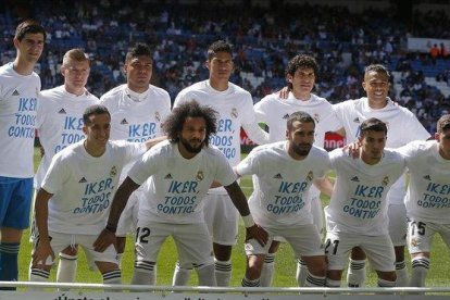 Los jugadores del Real Madrid, con las camisetas dando ánimos a Iker Casillas que lucieron al inicio del partido de este domingo en el Bernabéu.