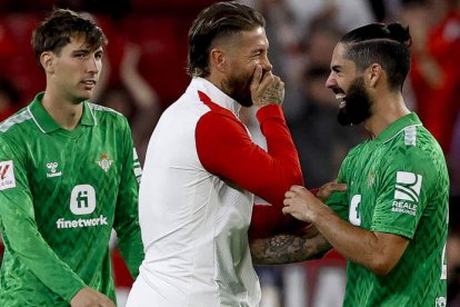 Sergio Ramos e Isco charlan tras el derbi sevillano. JULIO MUÑOZ