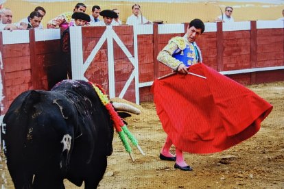 Vicente Barrera, en la plaza de toros de Valencia de Don Juan, en una imagen hecha por la Peña Taurina. DL