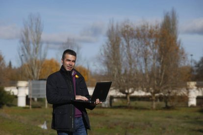 Imanol García, nómada digital del proyecto de Ineco RuralTic, en Carrizo de la Ribera. FERNANDO OTERO PERANDONES