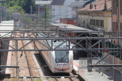 Una unidad detenida en la estación de ferrocarril de Ponferrada. L. DE LA MATA