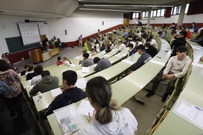 Exámenes de la Ebau en el campus de Vegazana de la Univerisdad de León. FERNANDO OTERO