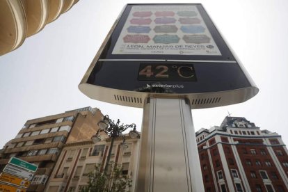 El termómetro situado en la glorieta de Guzmán marcaba ayer 42º C al medio día. Los médicos aconsejan evitar los esfuerzos físicos en hora punta a albañiles, personal del campo y deportistas. Jesús f. salvadores