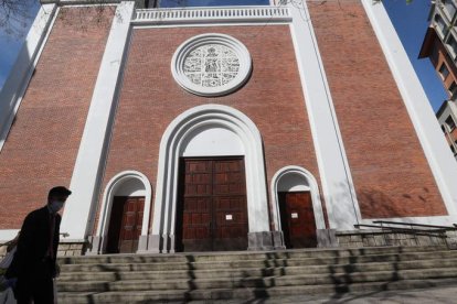 La puerta de la Iglesia de San Pedro permanecía cerrada ayer por las circunstancias. ANA F. BARREDO