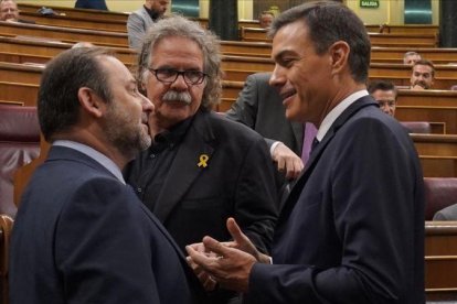 José Luis Ábalos, Joan Tardà y Pedro Sánchez conversan durante un pleno del Congreso.