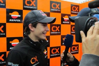 Marc Márquez responde a las preguntas de un periodista en Valencia.