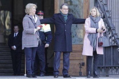 Irene Rigau, Artur Mas y Joan Ortega, a la salida de la Generalitat, antes de dirigirse al Palau de Justícia, el lunes 6 de febrero.