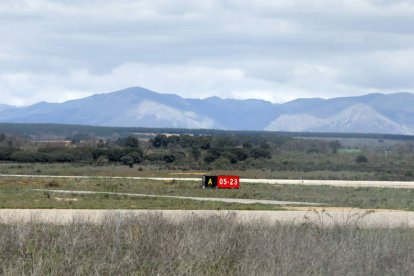 Zona de la pista del aeropuerto de León. MARCIANO PÉREZ