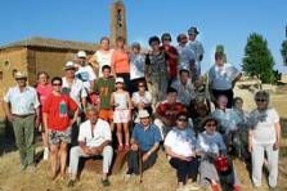 Los componentes del hogar, ante la ermita de la Virgen del Puente