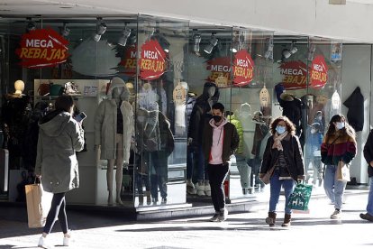 Leoneses durante las rebajas por el centro de la capital. MARCIANO PÉREZ