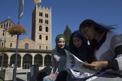 Sania (con velo verde), estudiante del instituto Abat Oliba, junto a sus amigas Erashna e Indier, el pasado lunes en Ripoll.