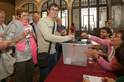 Votantes en el Ateneu de Igualada.