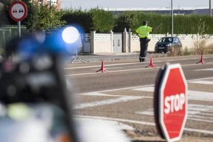 Un agente de la Guardia Civil de Tráfico durante su labor diaria.