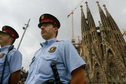 Una pareja de los Mossos, frente a la Sagrada Família, en una imagen de archivo.