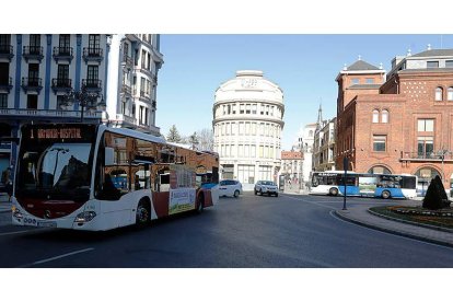 El intercambiador de los buses rojos y azules se quitará de Santo Domingo y pasará a la estación de autobuses. MARCIANO PÉREZ