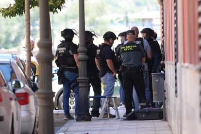 Imagen de los gaurdias civiles el jueves apostados junto al domicilio donde se parapetó el presunto homicida. NACHO GALLEGO