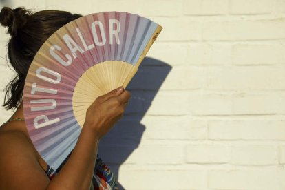 Una mujer se cubre la cara para protegerse del calor. SALAS