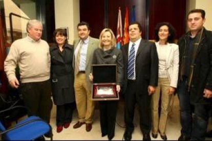 Valcarce recibió ayer en el Consejo Comarcal el premio Mujer Relevante, que se entregó por primera v