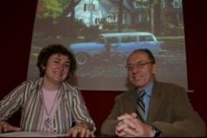 Paul Julian Smith, profesor de español en Cambridge, con la directora del curso, Marta Sofía López