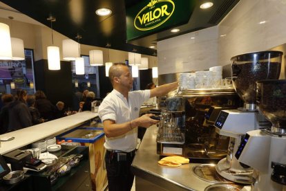 Chocolates Valor se encuentra en pleno corazón de la calle Ancha. Abre sus puertas de lunes a domingo a las 9.00 horas.