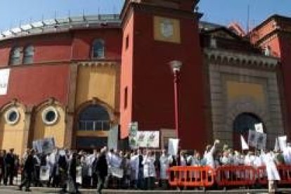 Manifestación de los médicos, ayer, durante el mitin de Rajoy en León