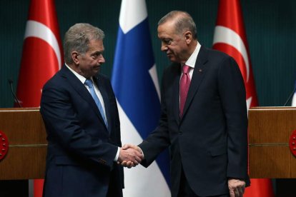 Sauli Niinisto y Tayyip Erdogan ayer, en Ankara. NECATI SAVAS