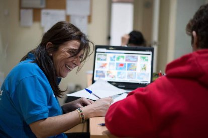 Una voluntaria de CaixaBank en un programa para superar el aislamiento en la pandemia. DL