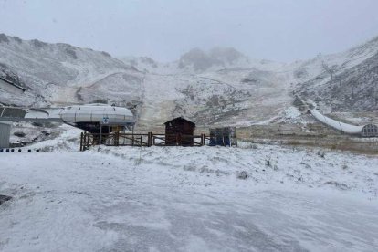 La nieve ha empezado a posarse en San Isidro, como se ve en la foto de la pasada semana en Cebolledo. DL