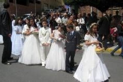 Los niños vestidos de Primera Comunión fueron también protagonistas en La Bañeza