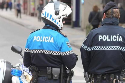 Agentes de la Policía Local, a la derecha un integrante de la unidad de seguridad ciudadana.