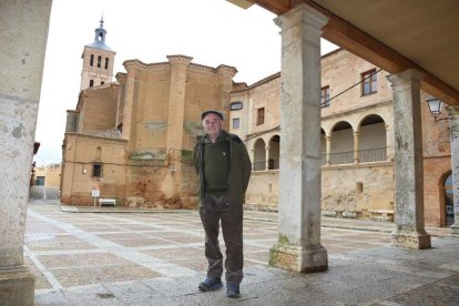 Francisco Espinosa, en la Plaza Mayor con la iglesia de San Miguel y la casa-palacio de los Vega a su espalda.