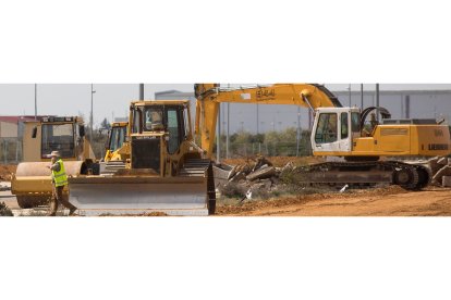 Obras en la parcela de Decathlon en el polígono industrial de Villadangos del Páaramo. F. Otero Perandones.