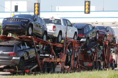 Un camión transporta coches del grupo FCA en la planta de Detroit.