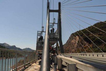 Una máquina comprueba la tensión de los tirantes del puente de Barrios de Luna. JAVIER