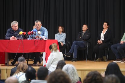 El alcalde de Cabañas, Juan Marcos López (con gafas) junto a Raúl Valcarce y sus concejales. L. DE LA MATA