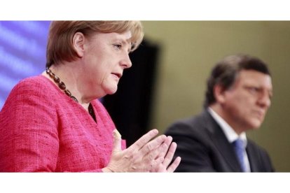 Angela Merkel junto a José Manuel Durao Barroso en Bruselas.