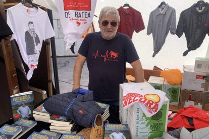 Laureano Oubiña, ayer a primera hora de la tarde en su puesto del mercado medieval de León. DL